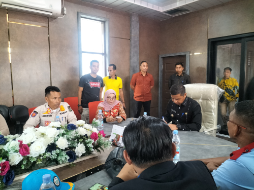 Kasatpol-PP Kampar Dampingi Bupati Kampar Hadapi Demonstrasi di Disperinaker Kampar