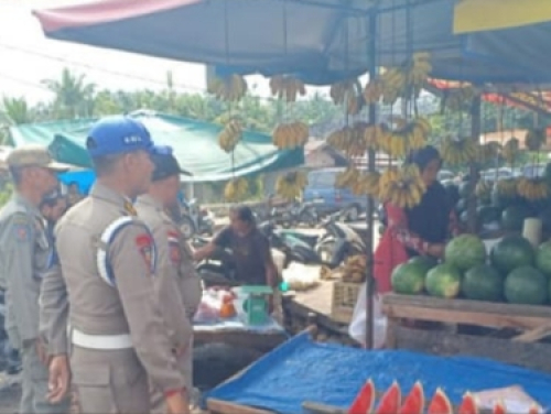 Satpol PP Kampar Tertibkan Pedagang Berjualan di Badan Jalan Pasar Inpres Bangkinang