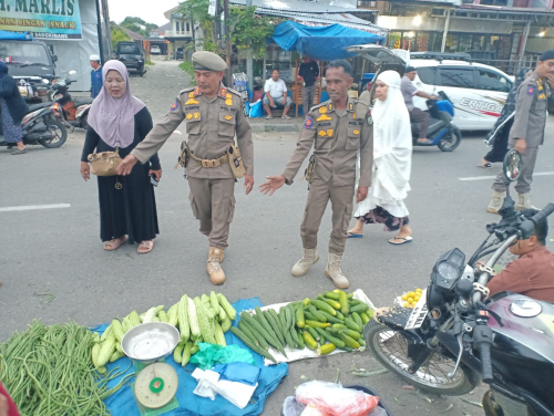 Satpol PP Kampar Tertibkan Pedagang yang Berjualan di Badan Jalan Pasar Inpres Bangkinang