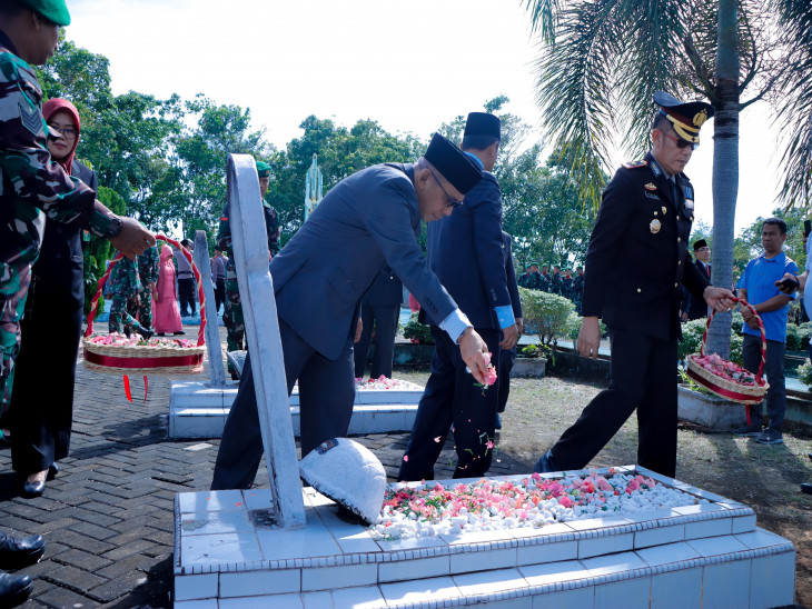 Kenang Jasa Pahlawan, Forkopimda Kampar Ziarah dan Tabur Bunga di Makam Pahlawan