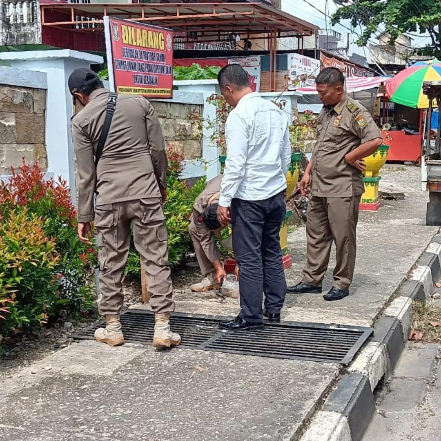 Larang Berjualan di Trotoar, Satpol-PP Kampar Ingatkan Trotoar untuk Pejalan Kaki