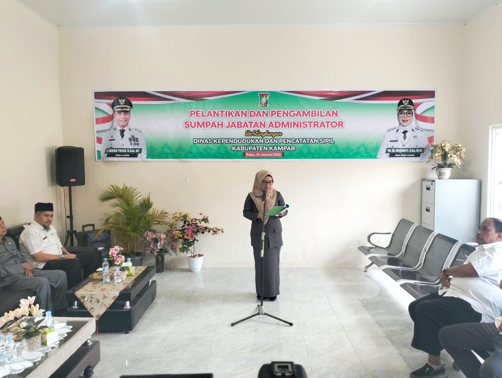 Mewakili Bupati, Wabup Kampar Lantik Tiga Pejabat Disdukcapil