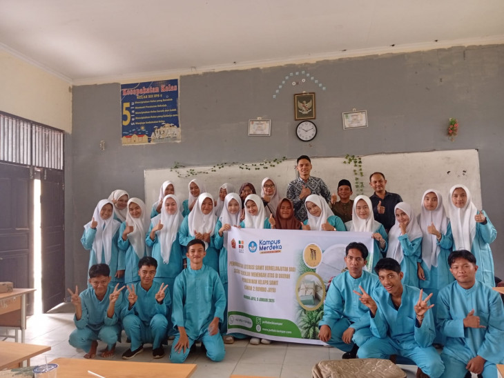 Politeknik Kampar Tingkatkan Literasi Sawit Berkelanjutan bagi Siswa SMAN 2 Rumbio Jaya