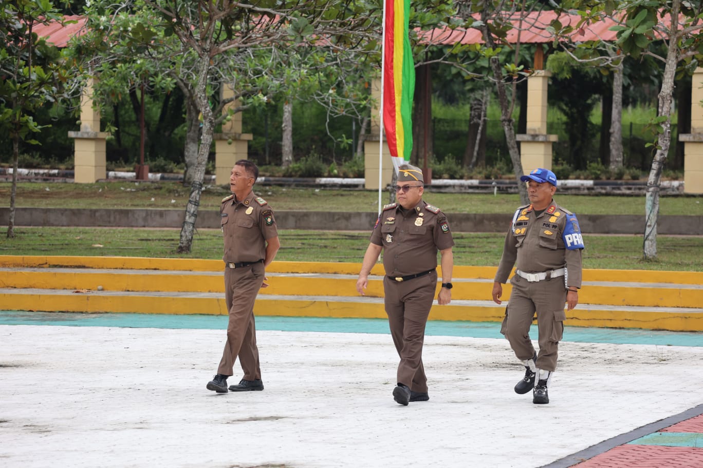 Plt Kasatpol PP Kampar Tinjau Latihan Pasukan Upacara Jelang HUT ke-76 Kabupaten Kampar
