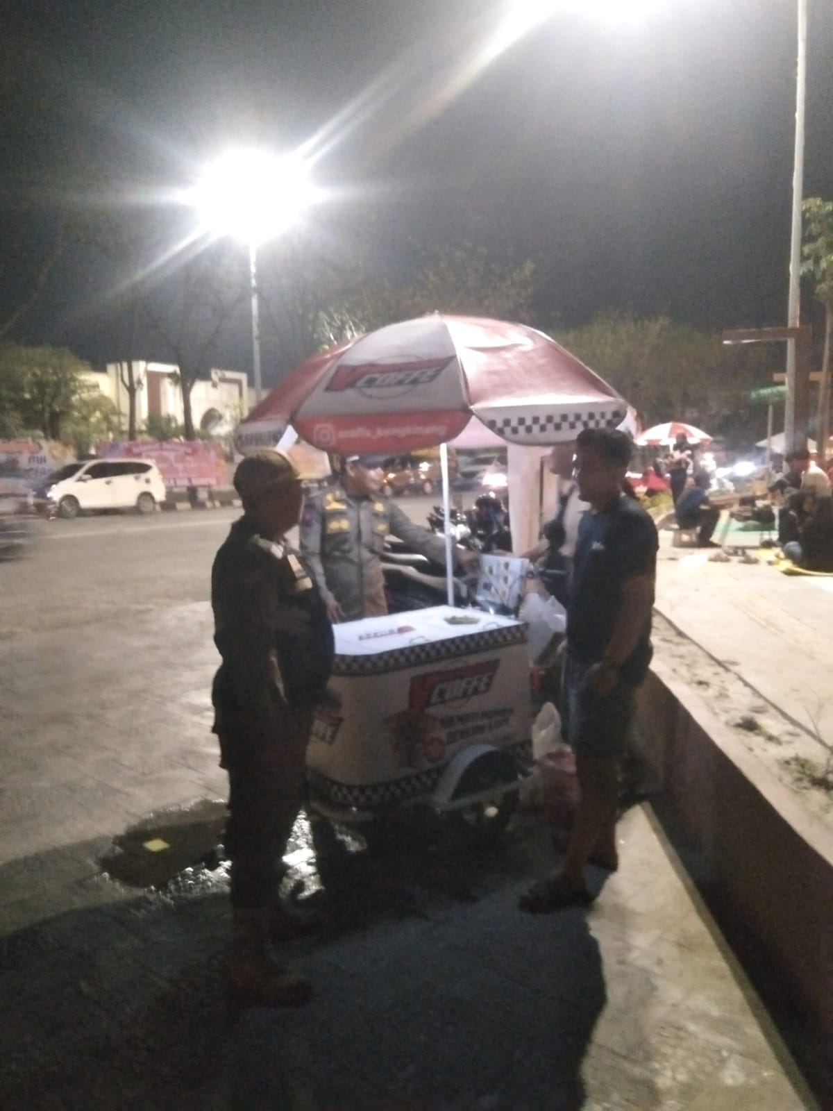 Satpol PP Kampar Razia Pedagang di Bahu Jalan A. Yani saat Patroli Malam