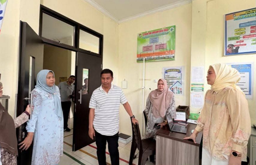 Bupati Kampar Pantau Langsung WFH ASN, Keliling OPD Naik Sepeda dan Motor