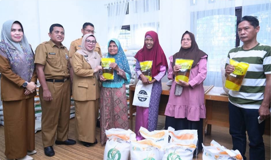 Bantuan Beras dan Minyak Goreng Disalurkan di Kampar Utara, Wabup Misharti Turun Langsung